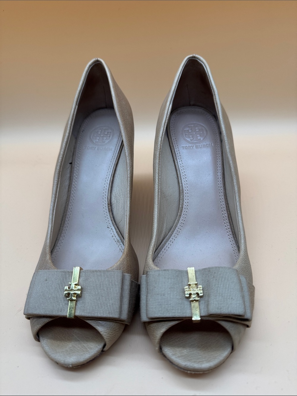 Tory Burch Taupe Peep-Toe Bow Heels with Gold Logo size 7.5 M